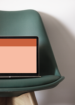 Illustration du webdesign du Comptoir à Zéro : ordinateur sur une chaise avec écran divisé en header et main, dans les couleurs de la charte graphique