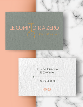 Mockup carte de visite du Comptoir à Zéro, recto avec logo décliné en couleurs de la charte sur papier coton à grain, verre et baseline en doré, verso avec adresse, flèche du logo, téléphone et icônes Instagram et Facebook