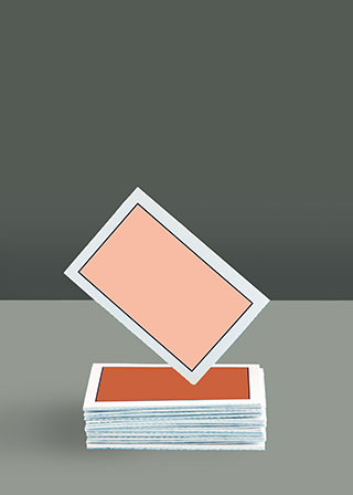 Illustration graphisme print du Comptoir à Zéro : cartes empilées avec une carte en biais sur le dessus, toutes dans les couleurs de la charte graphique