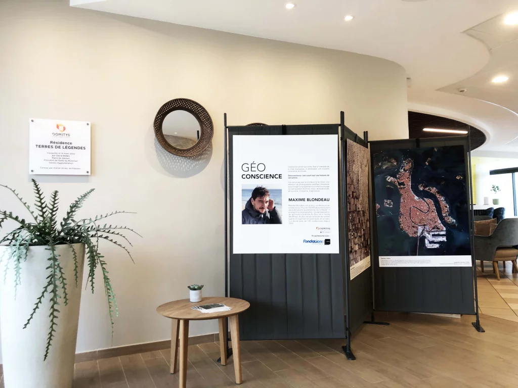 Photo de l’exposition Geoconscience installée à la résidence Domitys de Vannes, sur un panneau noir à l’entrée, avec légendes et visuels adaptés aux seniors