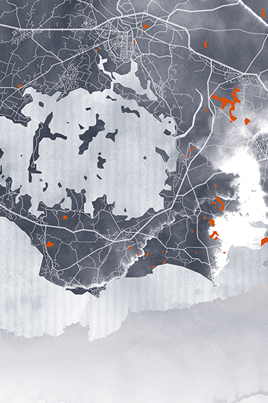 Carte du Golfe du Morbihan pour MMA Sarzeau, superposition de taches bleues avec lacs en orange et tracés blancs des axes principaux