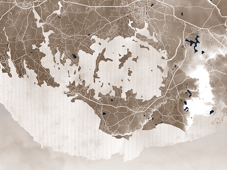 Carte du Golfe du Morbihan pour MMA Sarzeau, superposition de taches sépia avec lacs en bleu marine et tracés blancs des axes principaux
