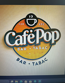 Logo rétro jaune du Café Pop généré par IA, en forme de pastille avec tasse au centre