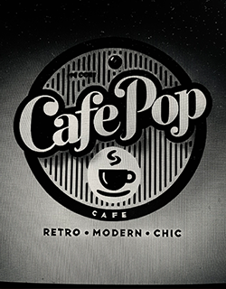 Logo rétro noir et blanc du Café Pop généré par IA, en forme de pastille avec tasse et fond rayé
