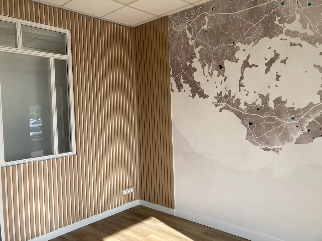 Papier-peint La carte du Golfe du Morbihan installé dans les bureaux MMA Sarzeau, version sépia avec lacs bleu marine