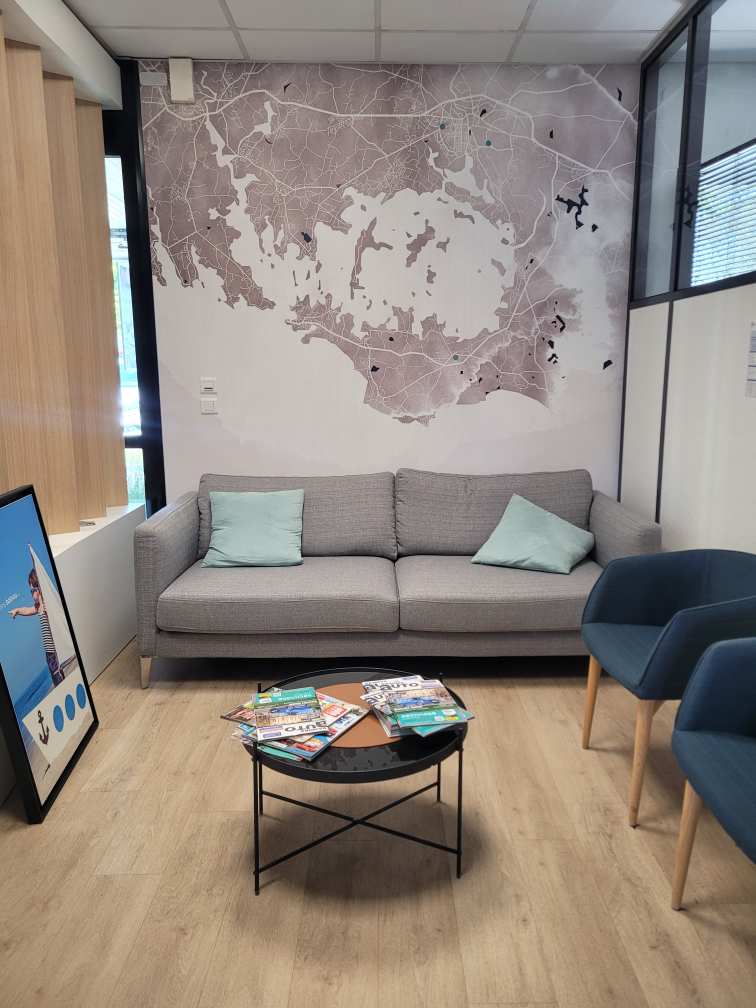 Papier-peint La carte du Golfe du Morbihan installé dans les bureaux MMA Archipel Vannes, version sépia avec lacs bleu marine