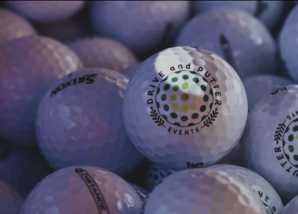 Balles de golf Drive and Putter Events avec le nouveau logo coloré imprimé, balle stylisée en dégradé vert-jaune et texte en curviligne
