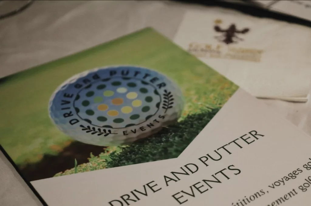 Flyer Drive and Putter Events avec le nouveau logo coloré, balle dégradée vert-jaune et texte en curviligne