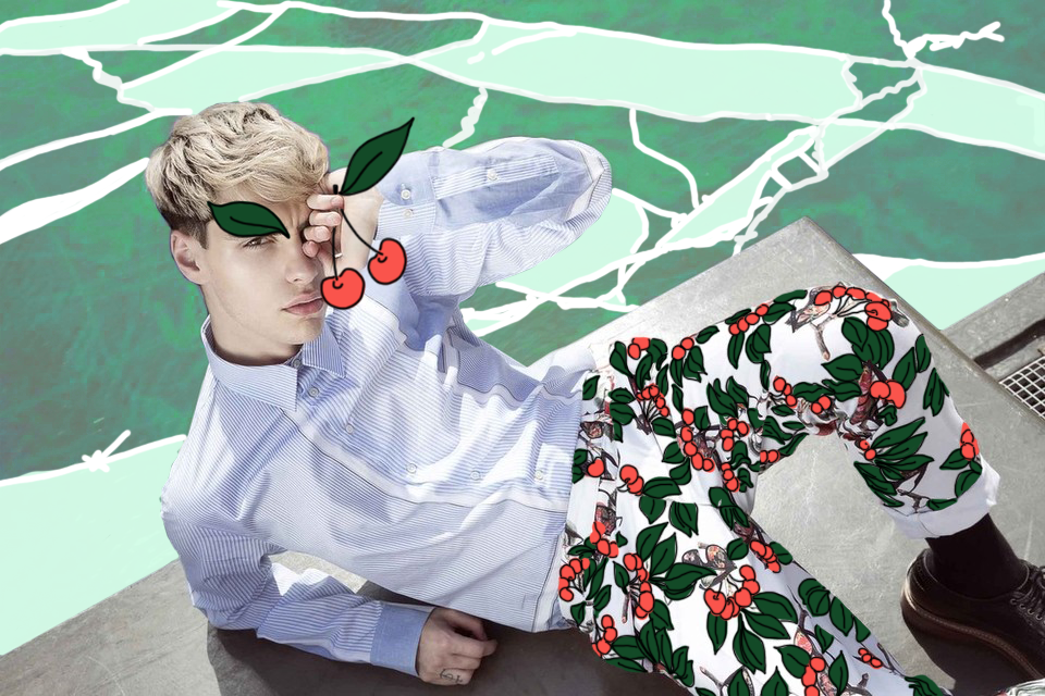 Illustration d’un mannequin homme au bord d’une piscine, avec l’eau recolorisée pour un effet glace et le motif cerise du pantalon redessiné, incluant une grosse cerise dans la main du mannequin