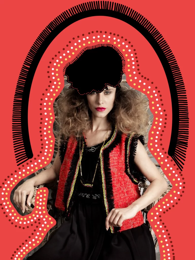 Illustration d’une mannequin assise sur un fauteuil en rotin, fond opacifié en rouge, fleurs masquées par un cache noir, guirlande de points inspirée des finitions du gilet et arc noir à poils reprenant les franges du gilet et la forme du fauteuil