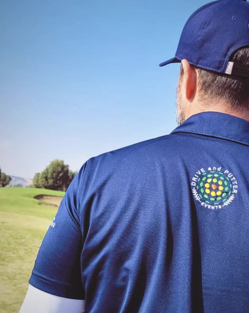 Polo Drive and Putter Events avec le nouveau logo brodé en haut du dos, balle dégradée vert-jaune et texte en curviligne