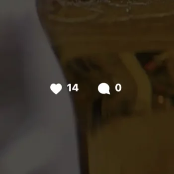 Aperçu du Reel Instagram du Comptoir à Zéro montrant un gros plan d’un verre de bière Alefarm Brewing IPA sans alcool dans le feed, avec l’effet de survol visible