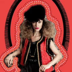 Illustration d’une mannequin assise sur un fauteuil en rotin, fond opacifié en rouge, fleurs masquées par un cache noir, guirlande de points inspirée des finitions du gilet et arc noir à poils reprenant les franges du gilet et la forme du fauteuil